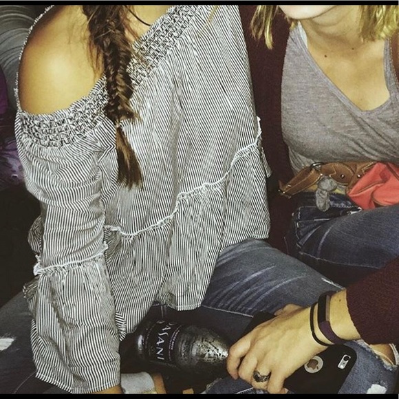 American Eagle Outfitters Tops - AMERICAN EAGLE 🦅 Off the Shoulder Top